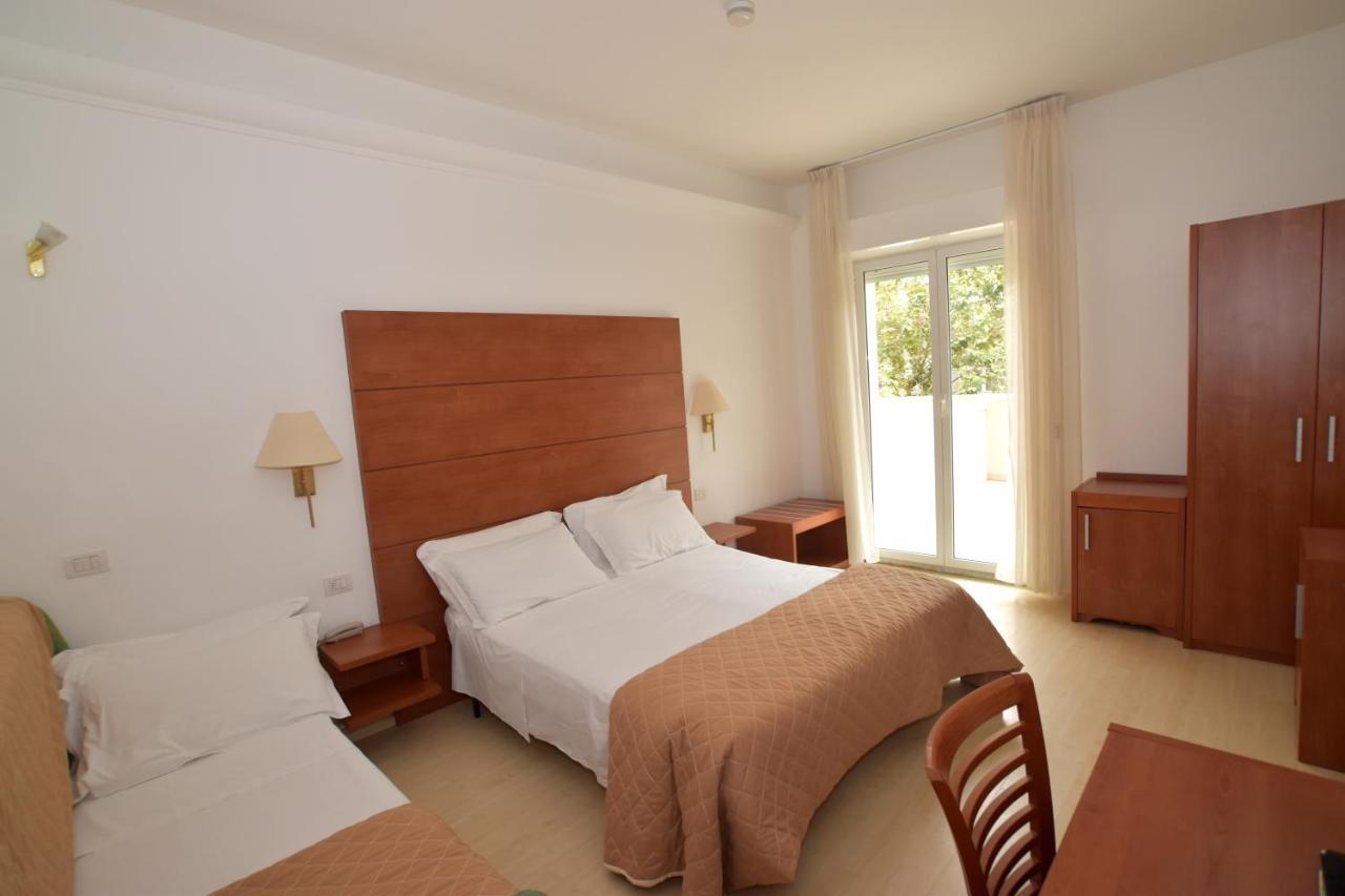 Hotel Villa Del Parco Римини Экстерьер фото