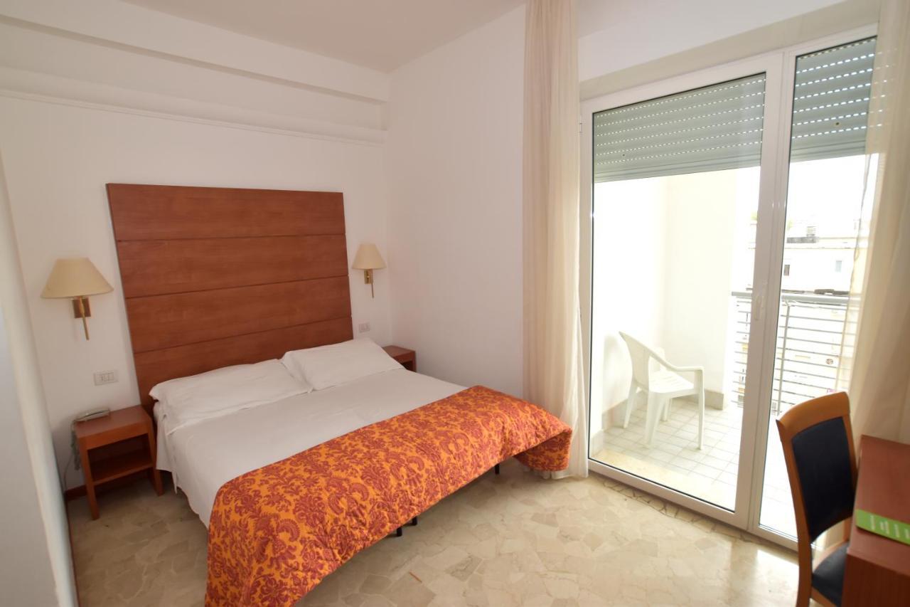 Hotel Villa Del Parco Римини Экстерьер фото
