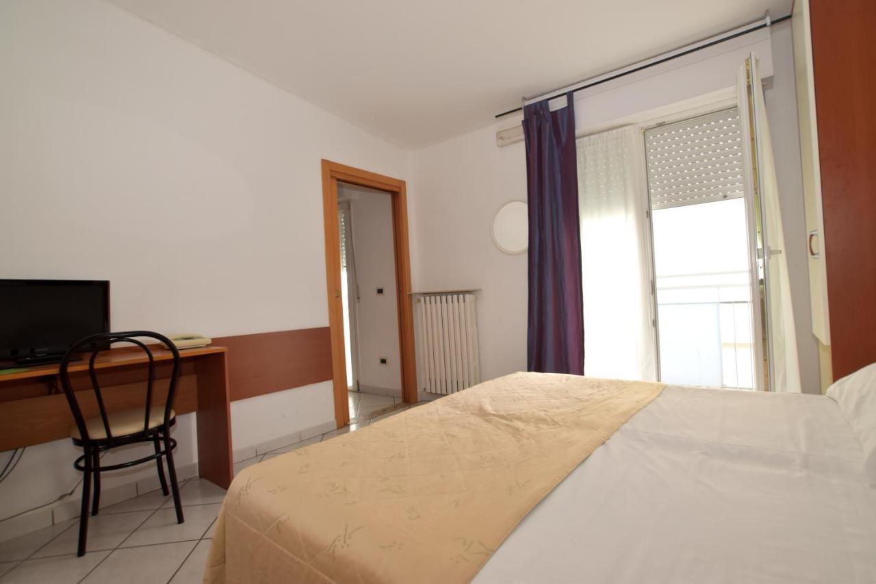 Hotel Villa Del Parco Римини Экстерьер фото