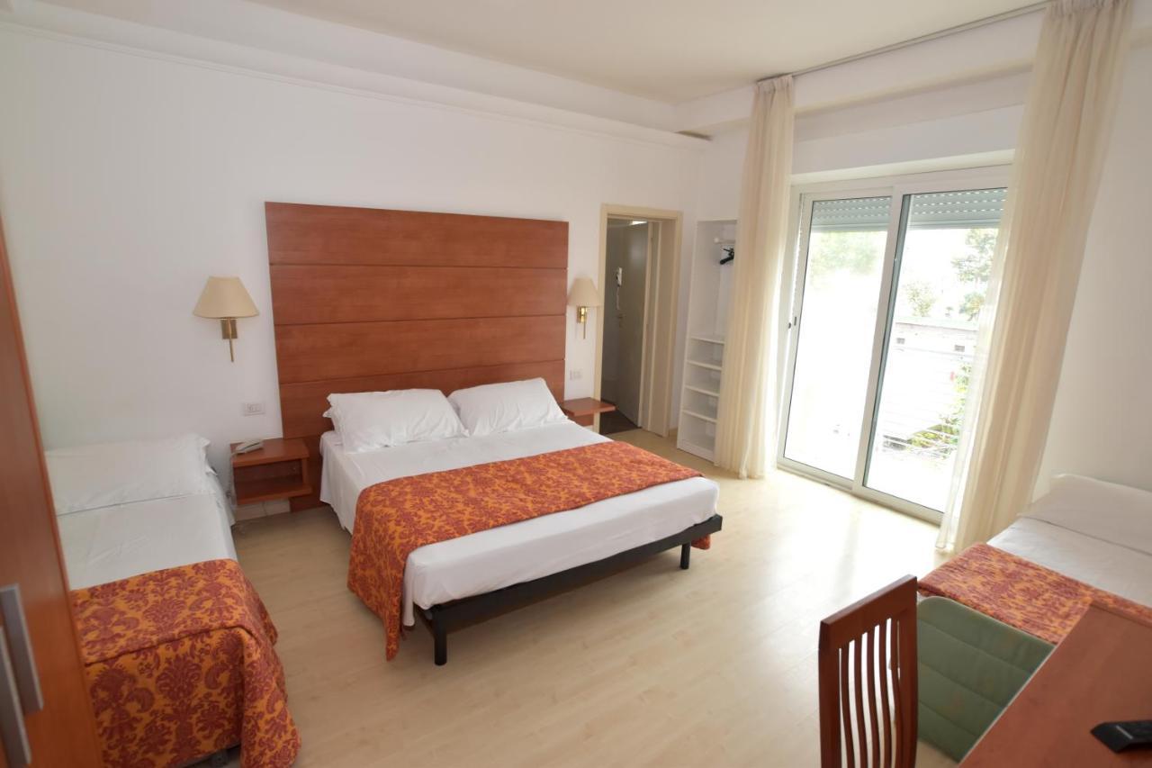 Hotel Villa Del Parco Римини Экстерьер фото