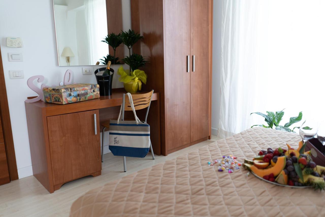 Hotel Villa Del Parco Римини Экстерьер фото
