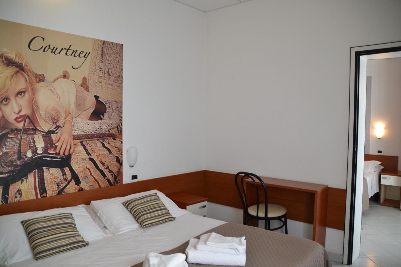 Hotel Villa Del Parco Римини Экстерьер фото