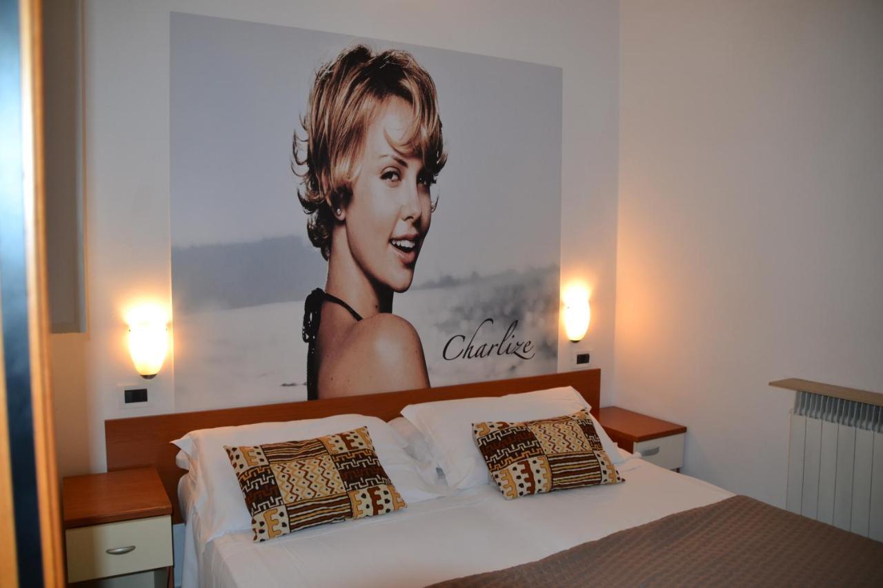 Hotel Villa Del Parco Римини Экстерьер фото