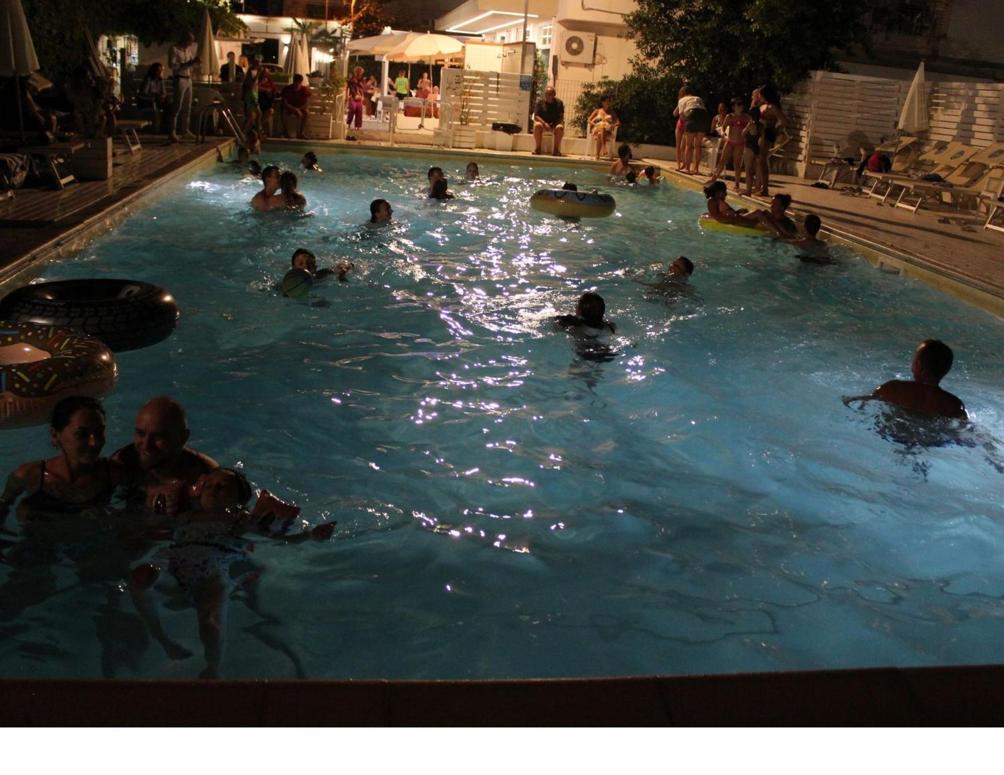 Hotel Villa Del Parco Римини Экстерьер фото
